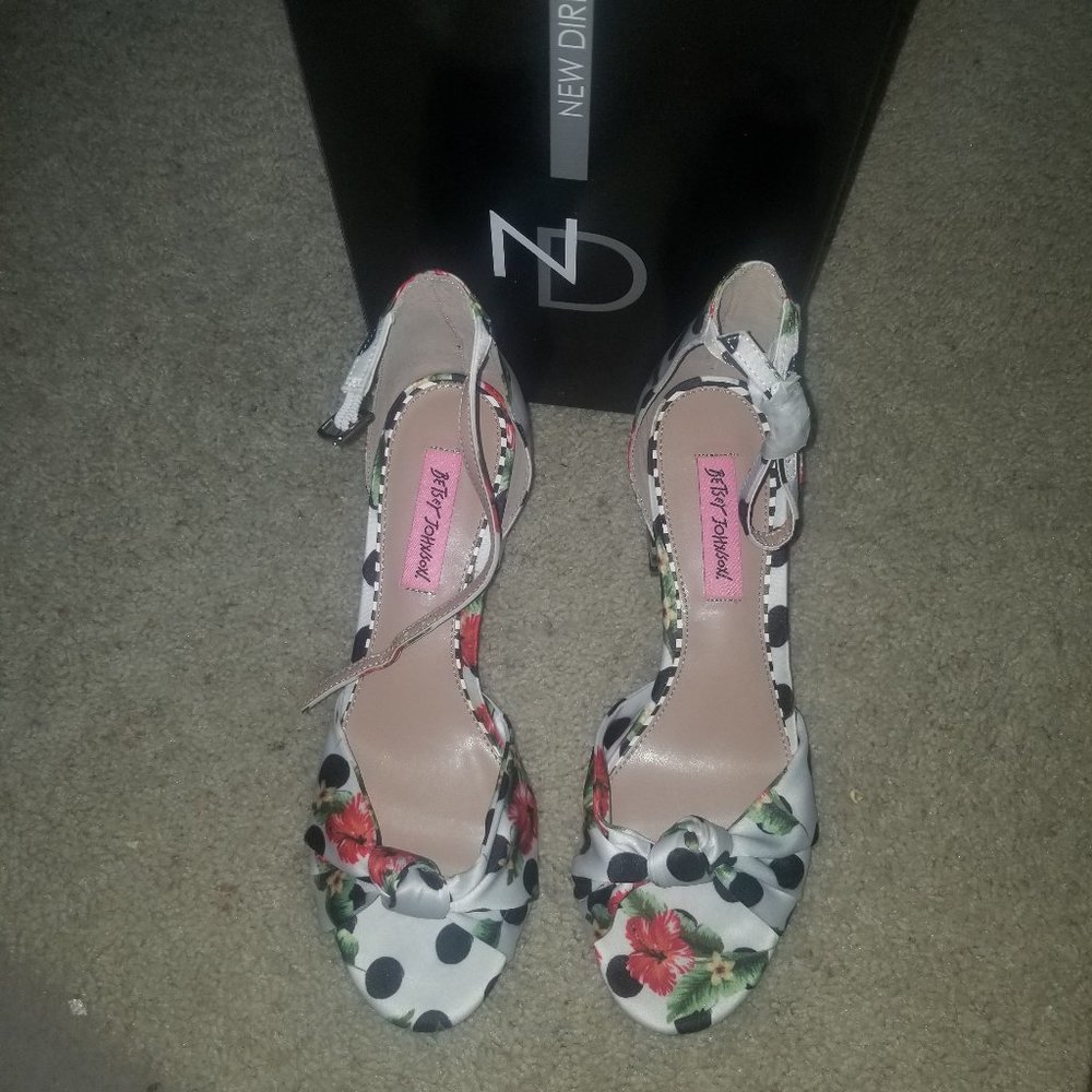 Betsey Johnson Floral White Open Toes Shoes Size 9
